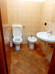 ein Bad mit einem WC und einem Waschbecken in der Unterkunft Il vicolo By Turistica in Domodossola