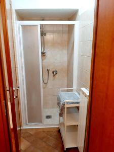 La salle de bains est pourvue d'une douche avec une porte en verre. dans l'établissement Il vicolo By Turistica, à Domodossola