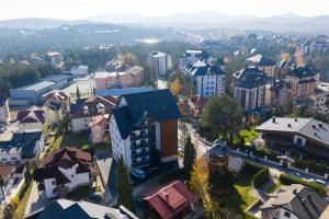 Nespecifikovaný výhled na destinaci Zlatibor nebo výhled na město při pohledu z apartmánu