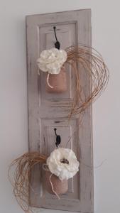 un cadre en bois avec deux fleurs blanches. dans l'établissement Estrella Mudejar, à Teruel