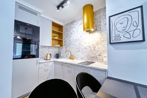 Kuchyňa alebo kuchynka v ubytovaní LAGUNA Apartament Polanica Residence 6 z garażem SPA