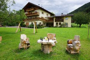 una mesa y sillas en un campo frente a una casa en Ganoihof apartments, en Funes