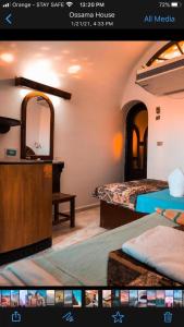 Lagona Dahab Hotel في دهب: صورة غرفة بسريرين ومرآة