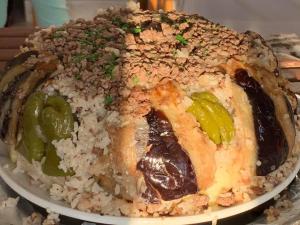 un pastel sentado en un plato con arroz en Lagona Dahab Hotel en Dahab