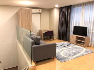 D Gateway Perdana Hotel Bangi的电视和/或娱乐中心