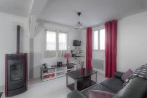 uma sala de estar com um sofá e uma lareira em L'ATELIER, chalet 3* em Vecoux