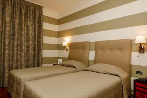 Posteľ alebo postele v izbe v ubytovaní Hotel Lancaster
