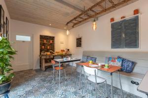 ein Wohnzimmer mit zwei Tischen und einer Theke in der Unterkunft Bed and Breakfast Klein Beek in Hilvarenbeek