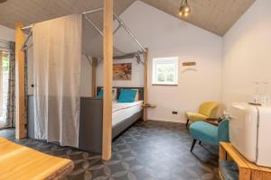 mały pokój z łóżkiem i stołem w obiekcie Bed and Breakfast Klein Beek w mieście Hilvarenbeek