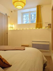1 dormitorio con cama y ventana en Séjour cocooning pour se ressourcer à la montagne., en Aulus-les-Bains