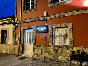 un edificio con una puerta y una señal en él en Belmonte Rooms, en Gijón