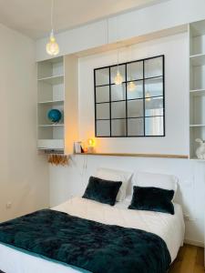 Un pat sau paturi într-o cameră la les croix appartements