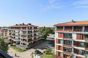 eine Luftansicht von Gebäuden in einer Stadt in der Unterkunft Baltic Park Plaza by Baltic Home in Świnoujście