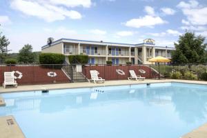Bazén v ubytování Days Inn by Wyndham Staunton nebo v jeho okolí