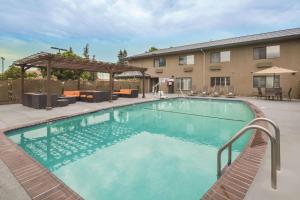 Swimming pool sa o malapit sa La Quinta by Wyndham San Jose Airport