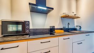 Kuchyňa alebo kuchynka v ubytovaní Apartamenty VIP Centrum - Wczasowa 17 by Royal Aparts