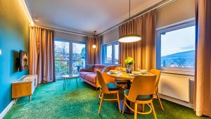 Televízia a/alebo spoločenská miestnosť v ubytovaní Apartamenty VIP Centrum - Wczasowa 17 by Royal Aparts