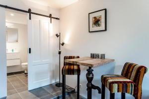 uma casa de banho com uma mesa e 2 cadeiras em Casa Beach with parking and garden em Zandvoort