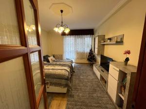 A bed or beds in a room at ANNA GYÖNGYE APARTMAN DEBRECEN