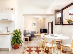 Posedenie v ubytovaní Apartamentos Plaza Mayor 35