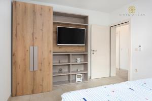 TV a/nebo společenská místnost v ubytování Vista Villas - Lazy Days Apartment Villa N