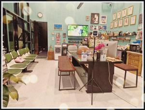 ein Geschäft mit Stühlen und einer Theke in einem Zimmer in der Unterkunft Rangyen Homestay Cha-Am รังเย็น in Cha-am