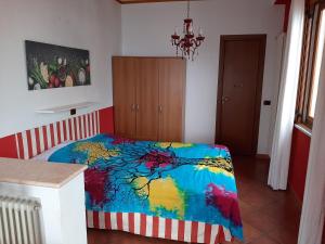 um quarto com uma cama com um cobertor colorido em Villa Kalura D em Cefalù