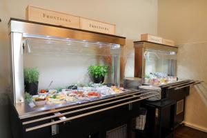 Makanan di atau berdekatan hotel