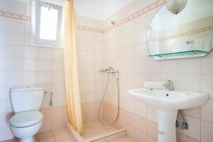 Koupelna v ubytování Saulas Studios + 15 fotografií