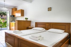 Postel nebo postele na pokoji v ubytování Saulas Studios