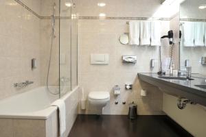 Bilik mandi di Hotel Banana City Winterthur