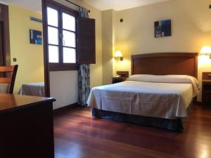 a hotel room with a bed and a window at Hotel Aroi Bierzo Plaza in Ponferrada