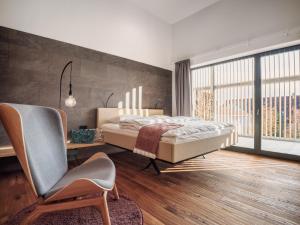 a bedroom with a bed and a desk and a chair at Romantik Hotel Hirschen in Parsberg