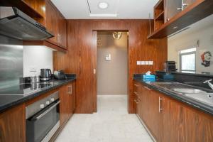 A kitchen or kitchenette at BellaVista - Villa Luxe Resort - 1BR - Burj Residences - Direct Access Dubai Fountain and Mall