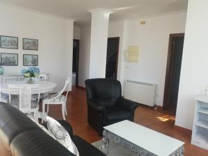 a living room with a couch and a table at Apartamento Bohemia in Villanueva de Arosa