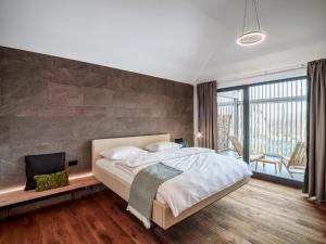 ein Schlafzimmer mit einem großen Bett und einem großen Fenster in der Unterkunft Romantik Hotel Hirschen in Parsberg