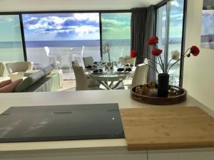 Ein Restaurant oder anderes Speiselokal in der Unterkunft Luxury Penthouse Pedro - The View Fuengirola 