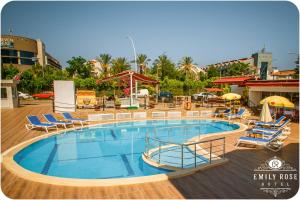 Bazén v ubytování Emily Rose Hotel nebo v jeho okolí