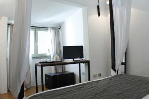 1 dormitorio con 1 cama y escritorio con ordenador en Mich&Letti, en Brescia