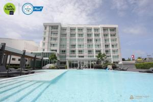 Bazén v ubytování Golden City Rayong Hotel nebo v jeho okolí