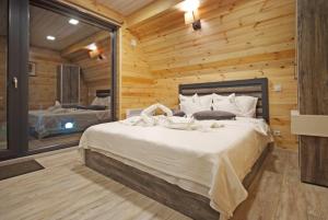 a bedroom with a bed in a log cabin at KubiA in Slănic-Moldova