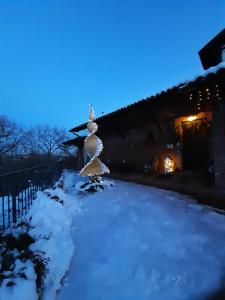 阿斯蒂的住宿－Tenuta degli Angeli Rossi，夜晚雪中的一个宝塔