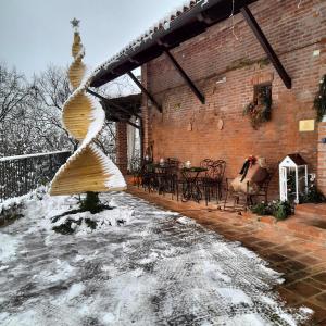 ein Weihnachtsbaum vor einem Backsteingebäude in der Unterkunft Tenuta degli Angeli Rossi in Asti