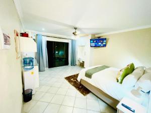 C&C HOTEL VIBES Randpark Ridge JHB 14 Units Availableにあるテレビまたはエンターテインメントセンター