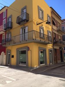 um edifício amarelo com varandas numa rua em L'Angolo Giallo - Centralissimo San Benedetto del Tronto em San Benedetto del Tronto