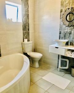 Bathroom sa CapitalT Luxury Guest House
