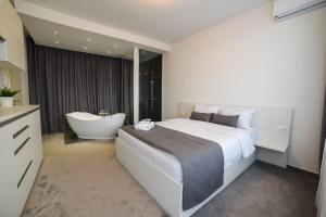 Een bed of bedden in een kamer bij 22 Residence