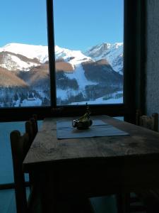 リモーネ・ピエモンテにあるCabanaira appartamentoの雪山を望むテーブル