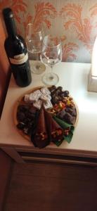 een bord eten op een tafel met een fles wijn bij Vere Corner Hotel in Tbilisi City