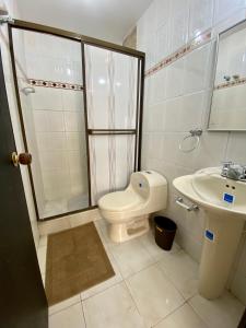 a bathroom with a toilet and a shower and a sink at Apartamento Rodadero in Gaira
